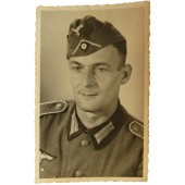 Foto de un soldado de infantería de la Wehrmacht con gorra lateral y soutache blanco